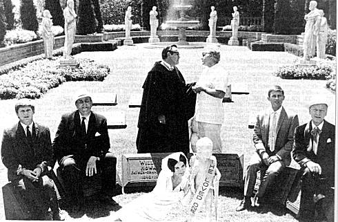 A Tribute to Roddy McDowall - Loved One (loved02.jpg)